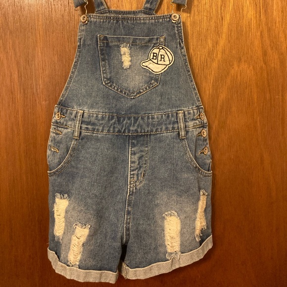 Girls Jean short overalls. Distressed with adjustable straps and stud buttons - Picture 3 of 9